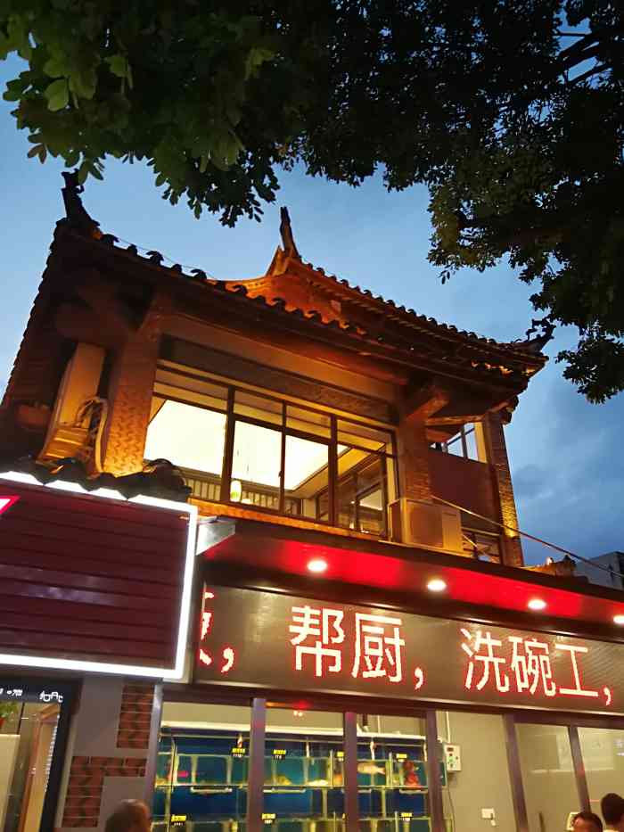 老兵饭店(美食街店)-"很像潮汕大排档 每天鲜货不同 写菜员跟着.