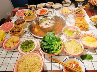 在汉街有一条以火锅为主题的火锅领域内的美食街