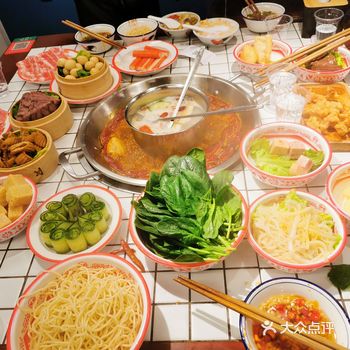 在汉街有一条以火锅为主题的火锅领域内的美食街