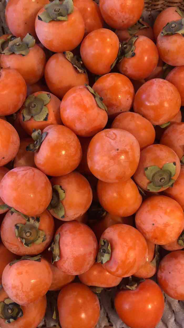 打分 鸡心柿子,小小一个,但味道很甜,完全没有涩味,一口气可以吃5个!