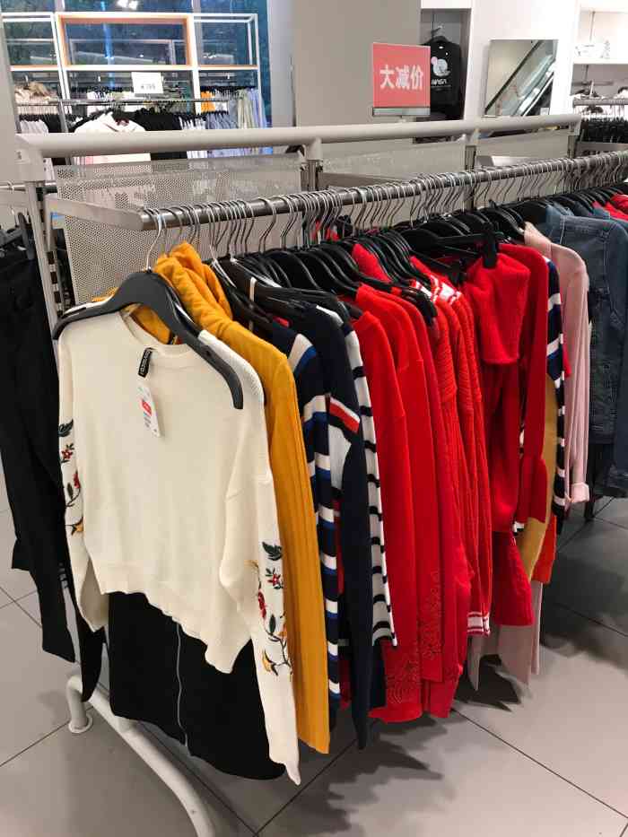 【店类型】服装店 【服务和环境】装修比较有格调很是有时尚感,很喜欢