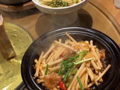 -帅巴人舅母子腊蹄民俗村