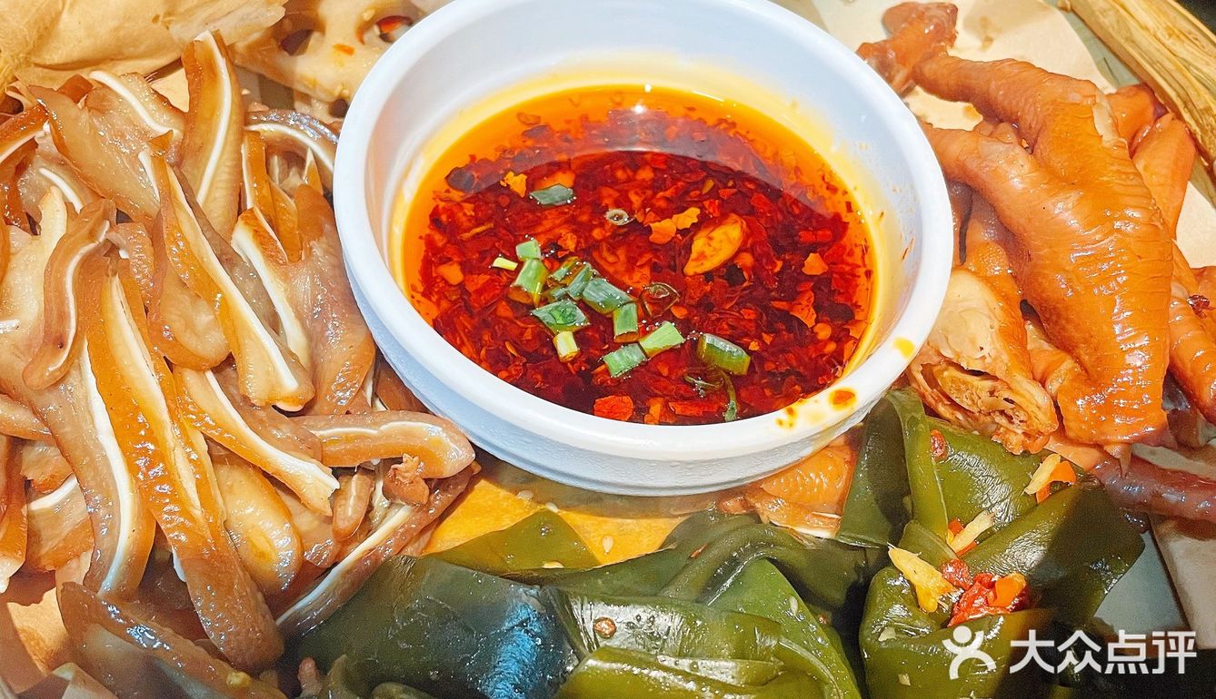 满桌的美食，明天开始减肥[胜利]