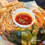 满桌的美食，明天开始减肥[胜利]