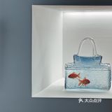小亚：周末陪我去看一个展吧。导哥：… …