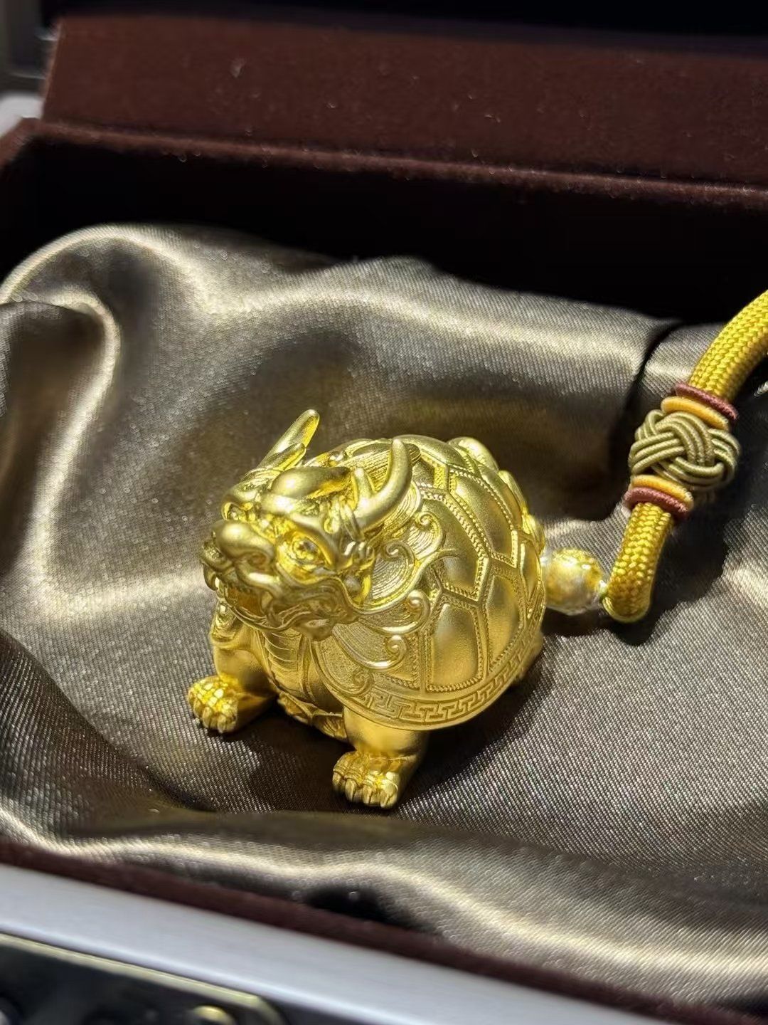 周生生新款黄金手把件