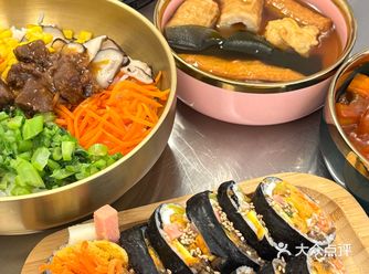 今天的宵夜是韩国风味！银杏路新开的紫菜包饭