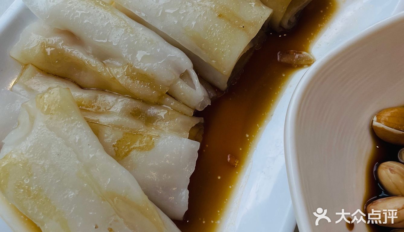 「经典猪肚鸡（中份）」「广顺兴煲仔饭」「毛根甘蔗水」「料碟」「至尊虾饺皇」「广式鸡蛋肠粉」「石磨老豆腐」「蔬菜大拼」「菌菇拼盘」「鲜虾烧卖」「豉汁蒸排骨」「紫金酱牛肚」「潮汕牛肉丸」「大口吃饭的小朋友」「顺兴叉烧（中份）」「广式鸡蛋肠粉」