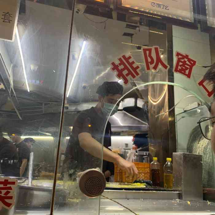 天津最有名的煎饼果子不过天津人有说不咋滴的有更好吃的地儿但作为