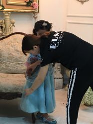 帮助宝贝整理服装-亲亲宝贝艾尔莎亲子摄影会馆(中华路店)
