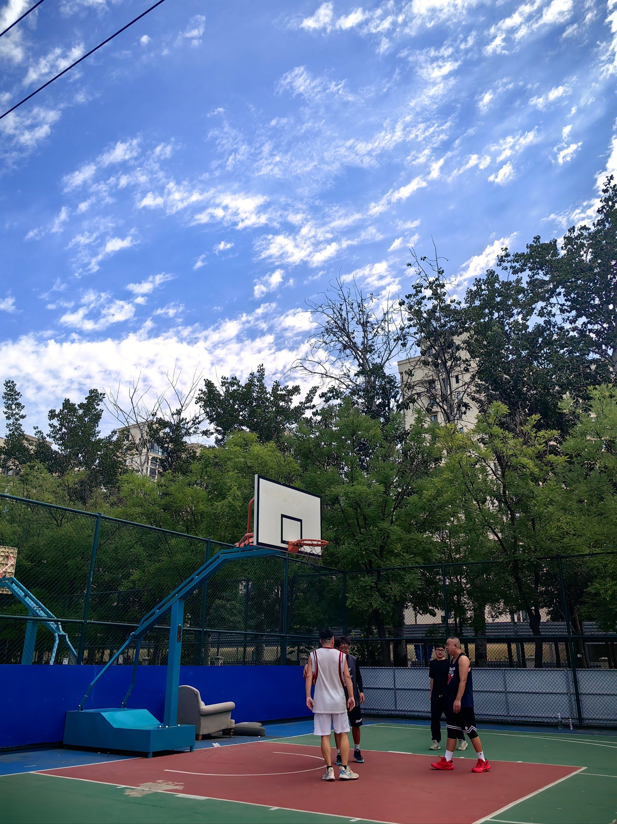 过来篮球场 周日的晨间快乐