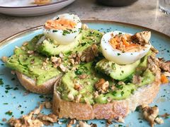 牛油果煮蛋吐司-RAC BAR(安福路店)