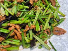 山芹小炒肉-食鸡公社辣子鸡·潍坊菜·烧烤