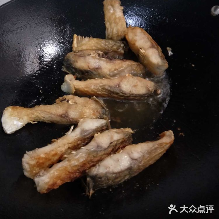 →酸菜鱼（西红柿，酸菜，鱼，盐，油，姜，酸辣椒）