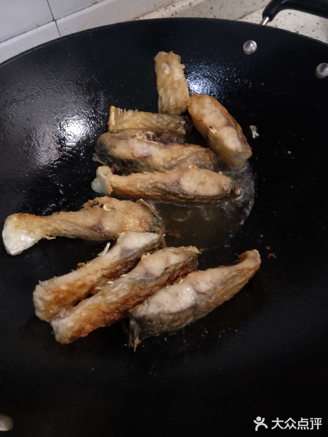 →酸菜鱼（西红柿，酸菜，鱼，盐，油，姜，酸辣椒）