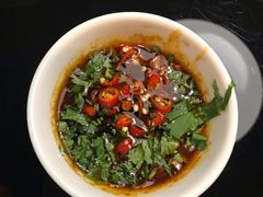 海鲜酱油配沙茶小米辣-国际酒店肥牛吧