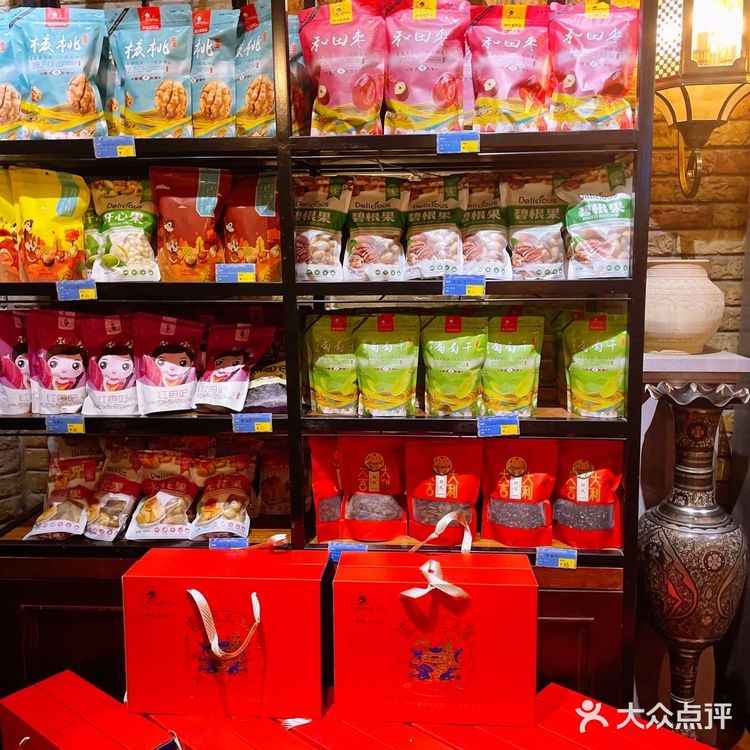 吃丝绸美食置办龙年年货就来伊带伊路喽