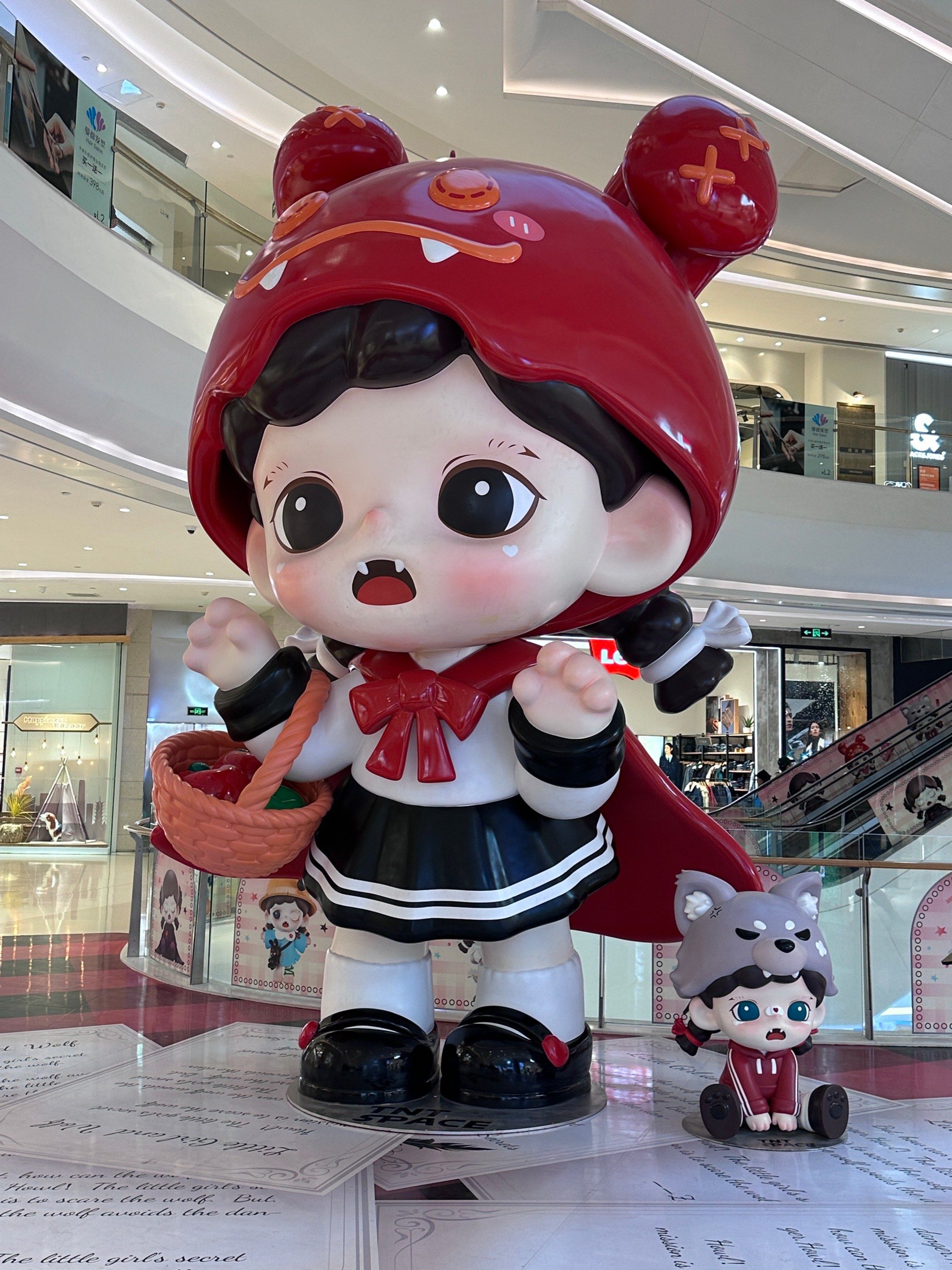 可可爱爱的zoraa崽崽空降宝山龙湖天街啦,小虎牙女孩有什么秘密呢,快