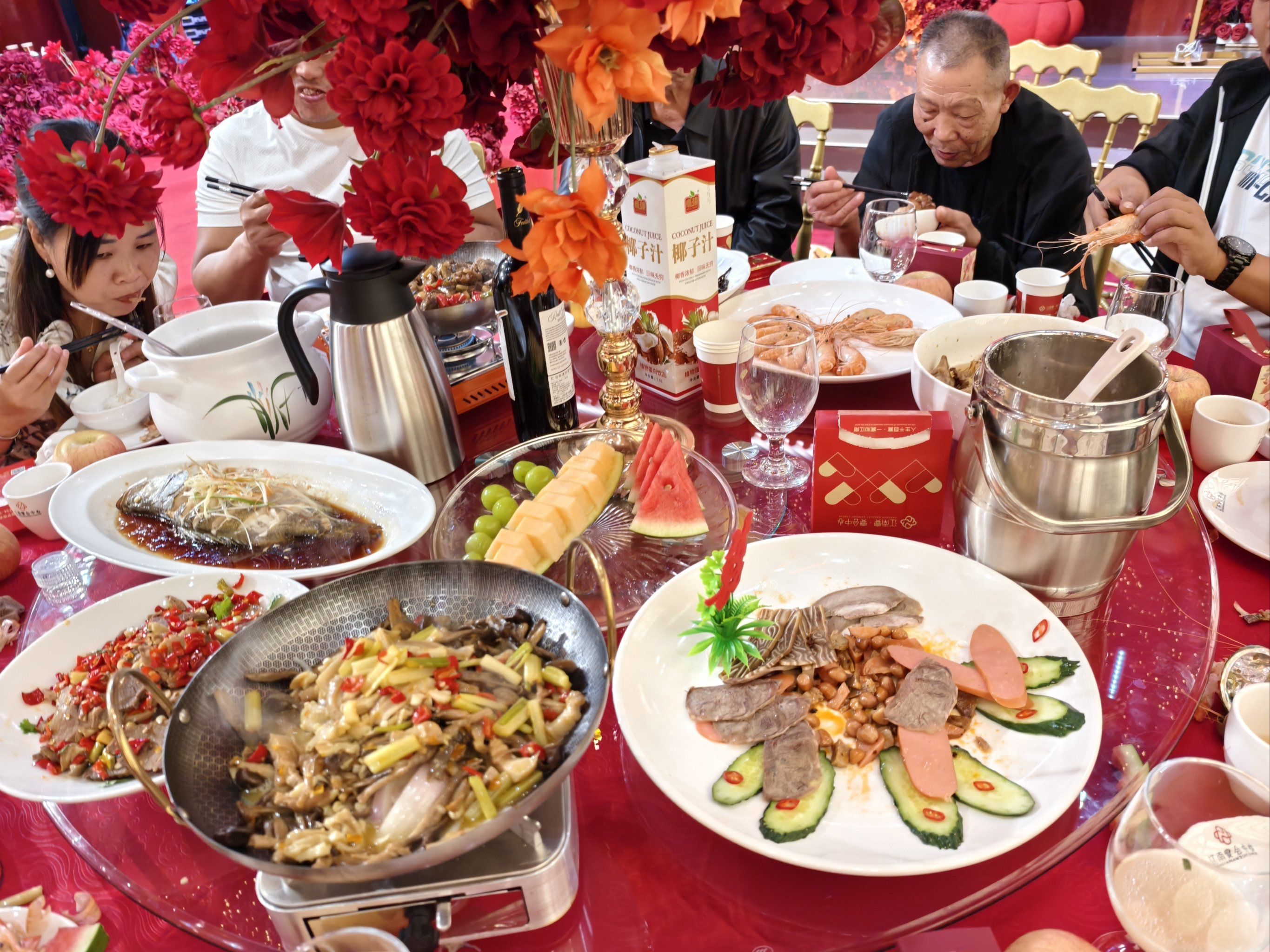 抢到桌上很多都凉了
还是老家乡下的酒席味道更好
#婚宴 
#婚礼