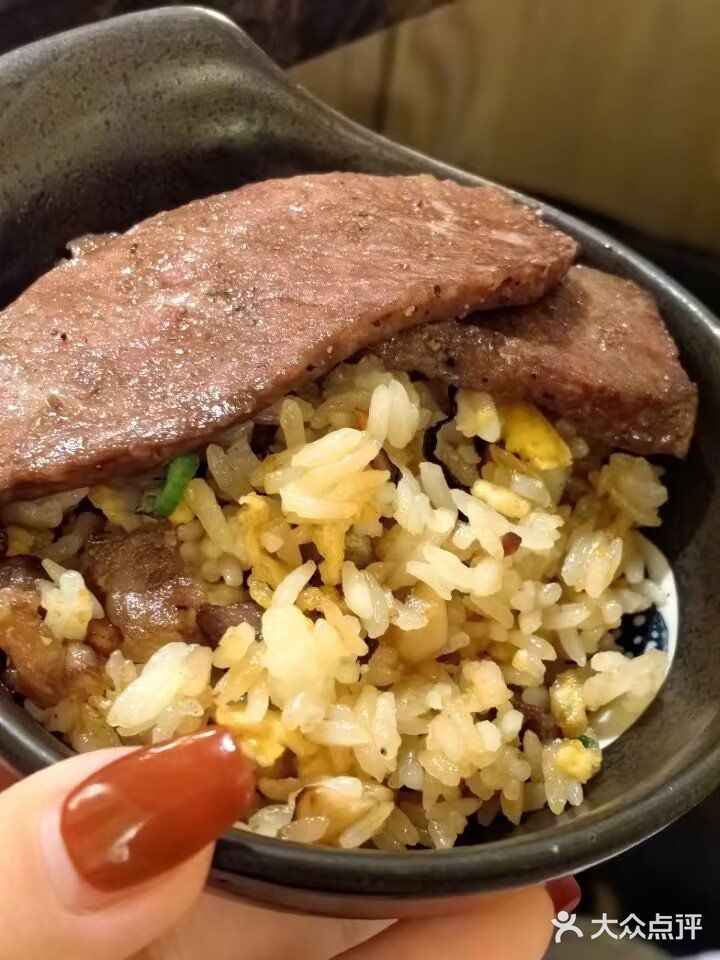 真的有人下了高铁来这家吃烤肉耶!