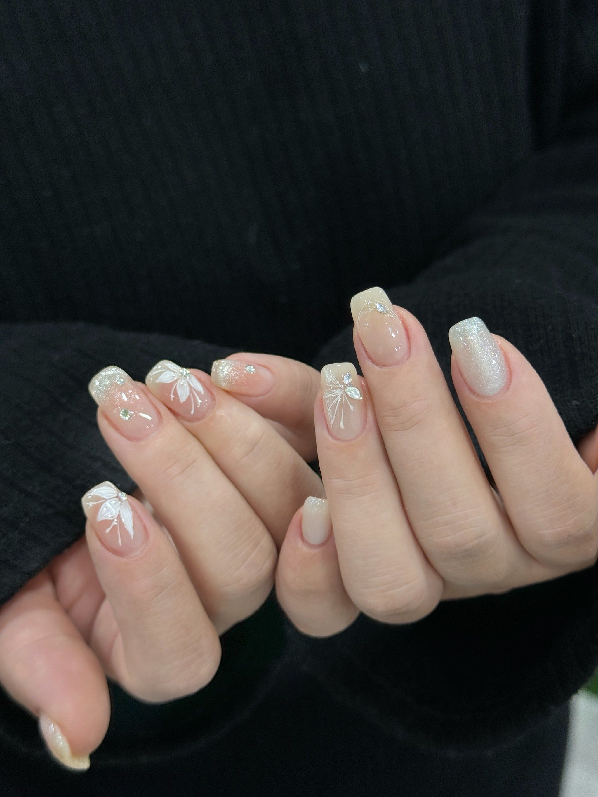 花卉蝴蝶手绘美甲