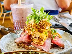 烟熏三文鱼配烤饺子皮和芥末籽酱-BOR Eatery(安福路店)