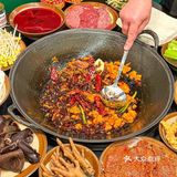 嬢嬢现场炒制锅底，纯牛油辣椒花椒，加上醪糟煮出来