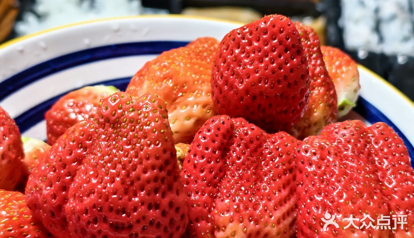 新年的氛围满桌来，幸福满满的草莓宴[惊叹]