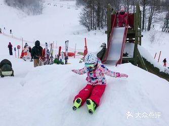 一定要带宝贝体验一下滑雪的快乐哦~