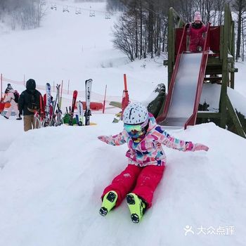 一定要带宝贝体验一下滑雪的快乐哦~