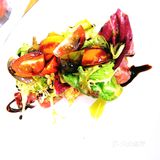 中间的牛肉馅是手工制作的。食物的摆盘，周边环境都不错