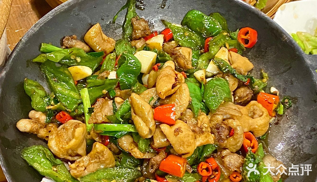 回岳阳必吃的特色烧烤！炭火砂锅烟火气十足！川味好浓🌶️