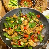 回岳阳必吃的特色烧烤！炭火砂锅烟火气十足！川味好浓🌶️