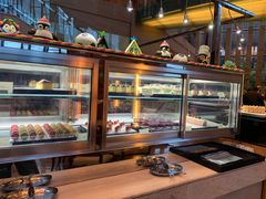 面包甜点陈列柜-松山湖凯悦酒店·Café自助餐厅·周末火舞秀表演