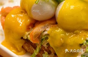 Smoked Salmon with Tuna Poached Egg Hollandaise