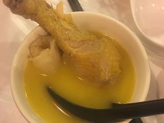 浓厚原只鸡煲花胶汤-鲜入围煮花胶鸡海鲜火锅