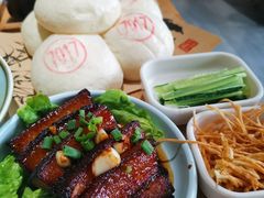 土馒头配大块肉-7017味道工厂(三墩店)