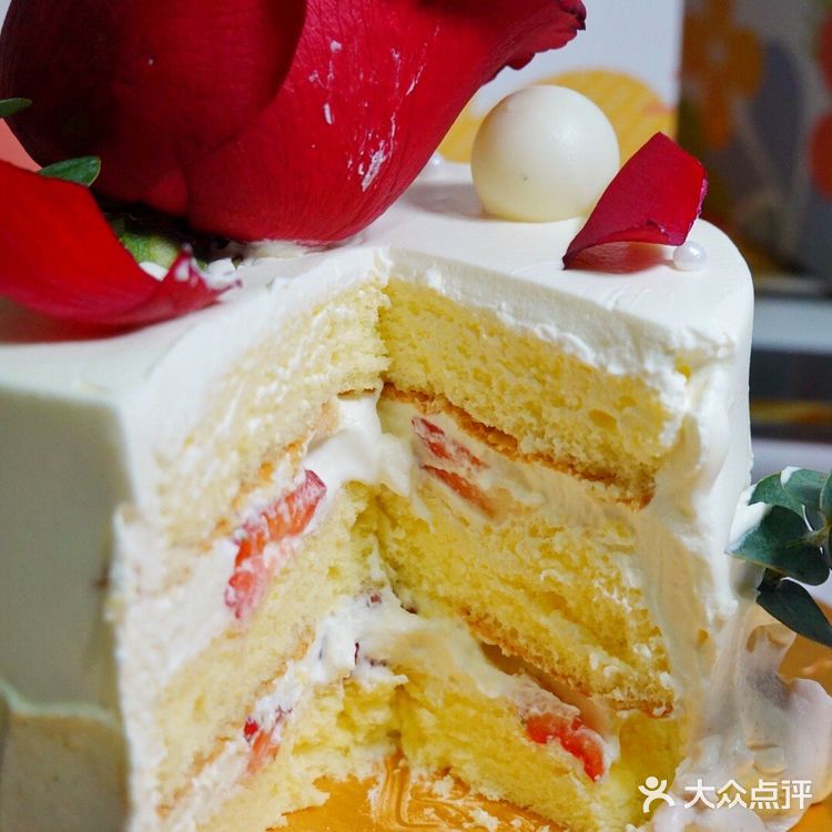 玫瑰见证爱情，纯动物奶油见证品质，这款情人节蛋糕太🉑️了！