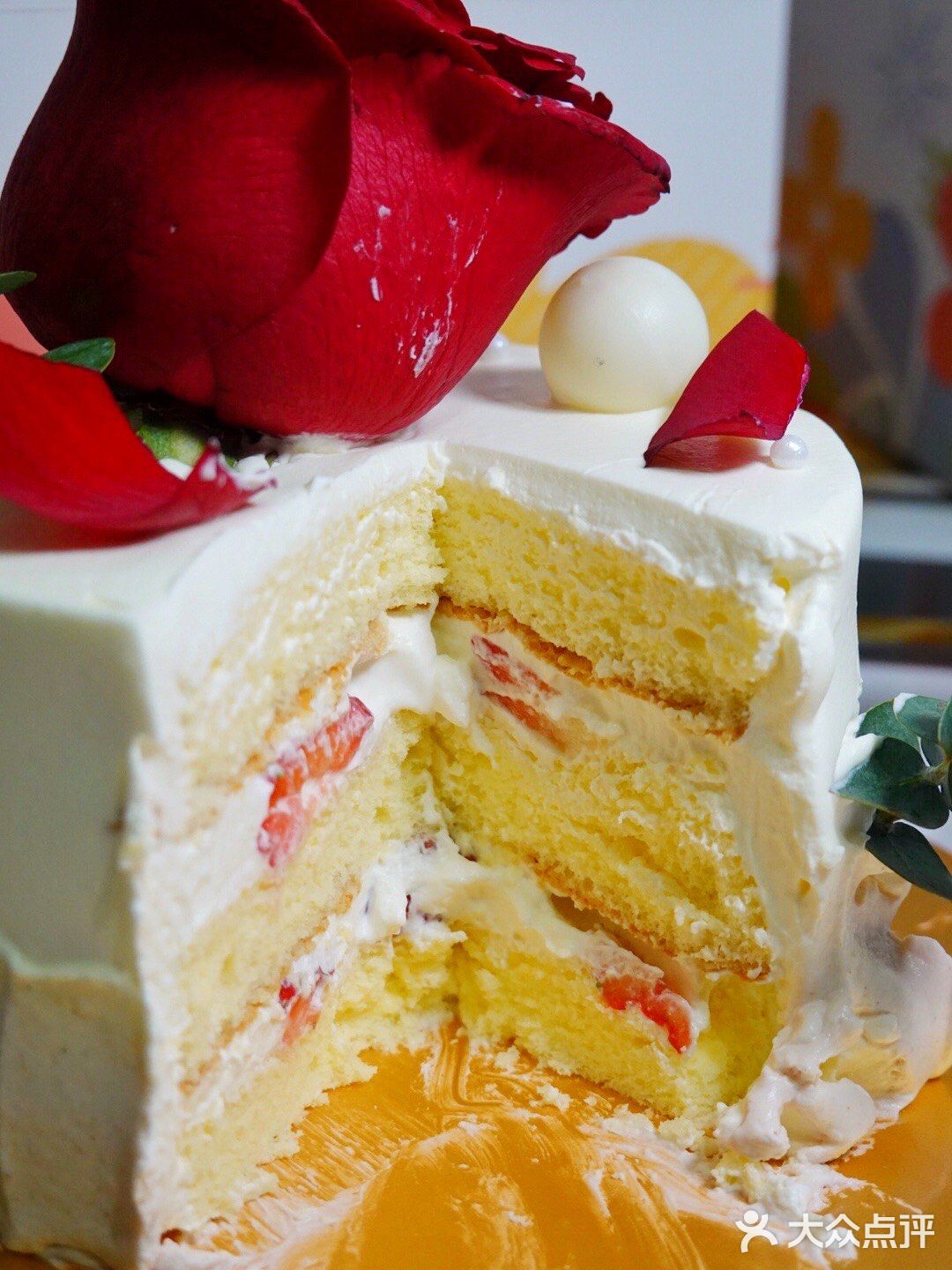 玫瑰见证爱情，纯动物奶油见证品质，这款情人节蛋糕太🉑️了！