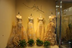 -月月婚纱礼服仓储店(王府井店)