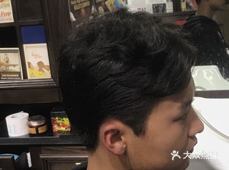 烫发后，梳理的正确办法是使用宽齿梳先梳开打结的头发