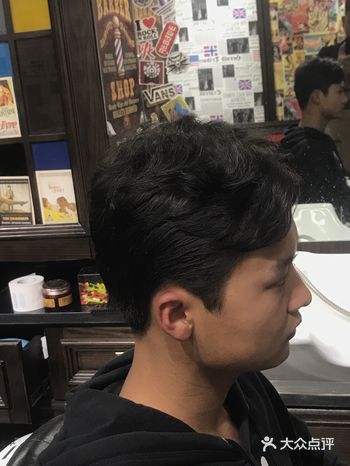 烫发后，梳理的正确办法是使用宽齿梳先梳开打结的头发