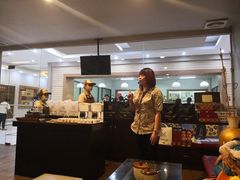 讲解员介绍咖啡☕-巴厘岛黄金金兔咖啡工厂