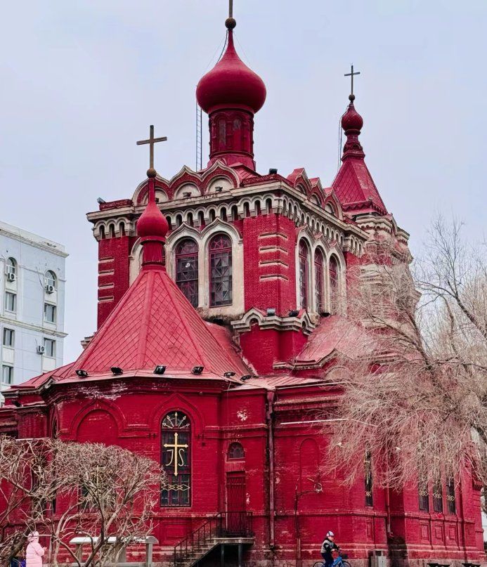 欧式建筑群闻名遐迩,其中隐藏着一座非主流却魅力无穷的红色教堂