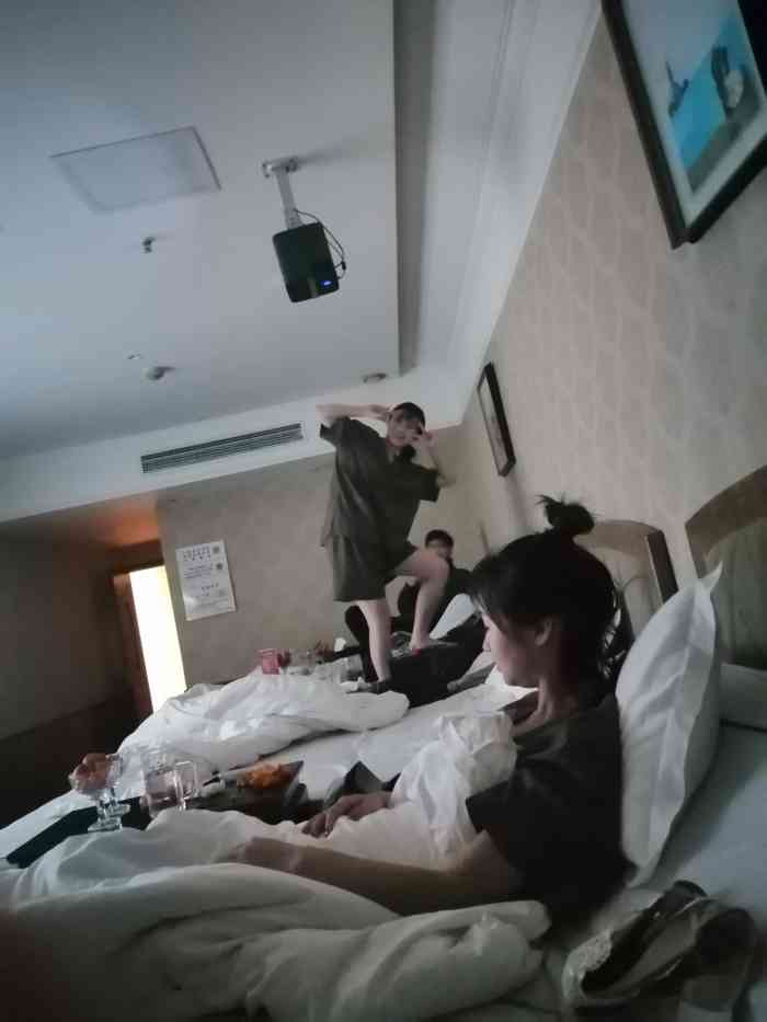 咔的响,也会问你力道呀,哪需要多按按呀,  最后附上一张朋友自创踩背