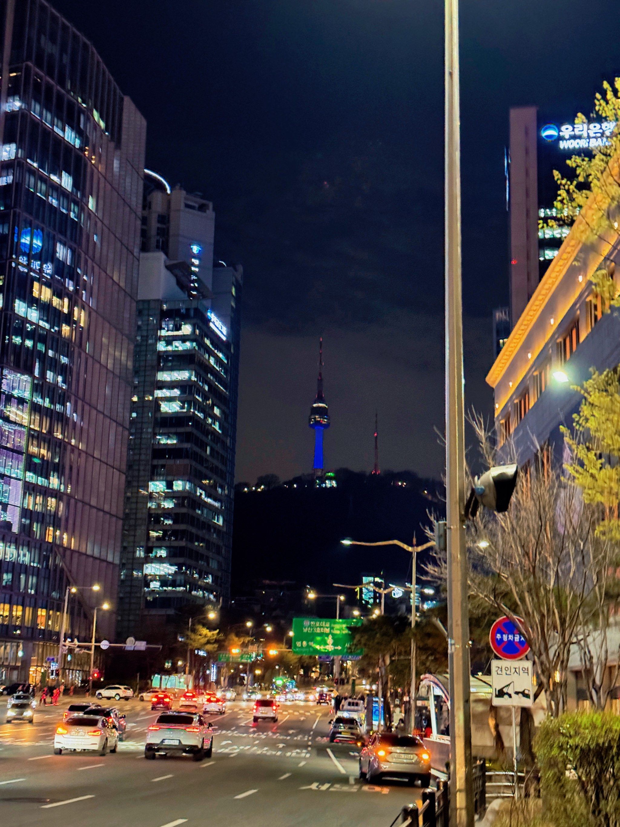 上去
观赏城市夜景特别不错
不过有时候坐缆车的人排队很长
需