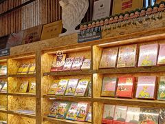 面包甜点陈列柜-新华里咖啡书吧(新华书店小寨店)