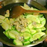 家常菜中好吃又好做的炒西葫芦