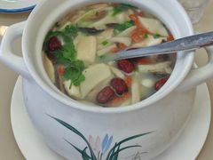 养生菌汤-老码头黑皮肘子锅包肉熏酱水饺(文政街店)