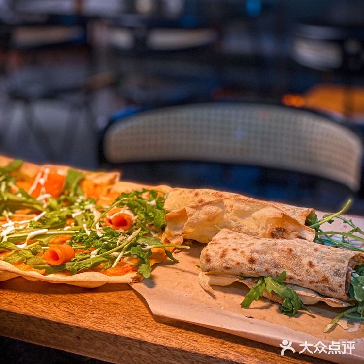 1米长的手工披萨,四种口味一次满足!!